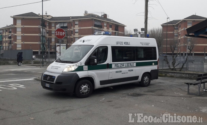 Piscina: truffa dello specchietto ai danni di un anziano, fermato un 19enne