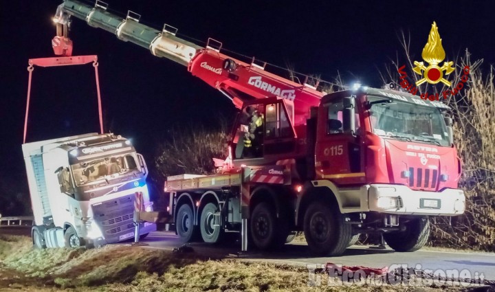 Cavour: tir fuori strada in via Bibiana, recuperato dai Vigili del fuoco