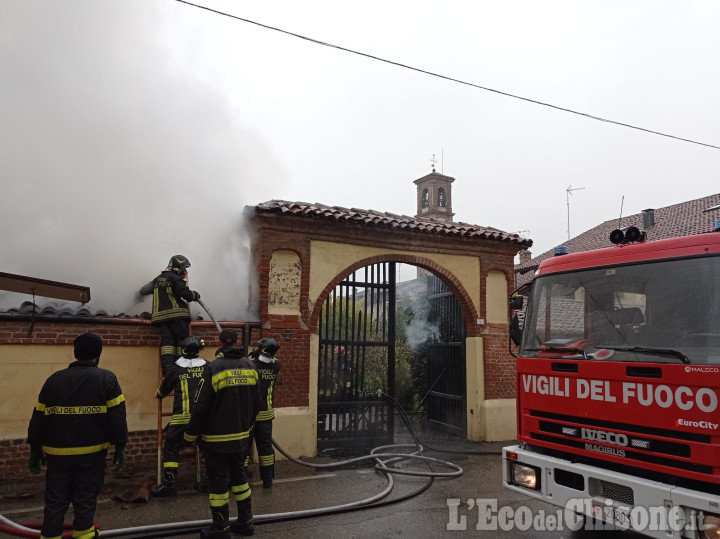 Osasio: auto e tettoia in fiamme in via Breme, l'intervento dei Vigili del fuoco