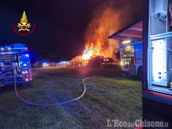 Giaveno: fiamme in una legnaia di via Avigliana