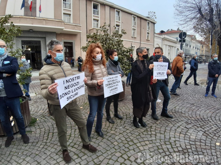 La protesta dei commercianti di Pinerolo: “Fateci lavorare, non escludiamo di aprire comunque i negozi”