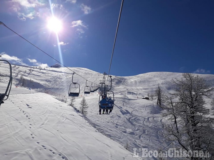 Prali: impianti aperti, si continua a sciare