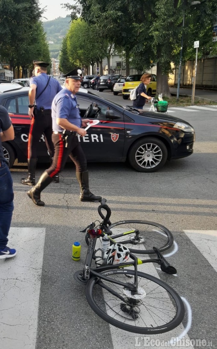 Pinerolo: auto contro bici, ferito ciclista in piazza Garibaldi