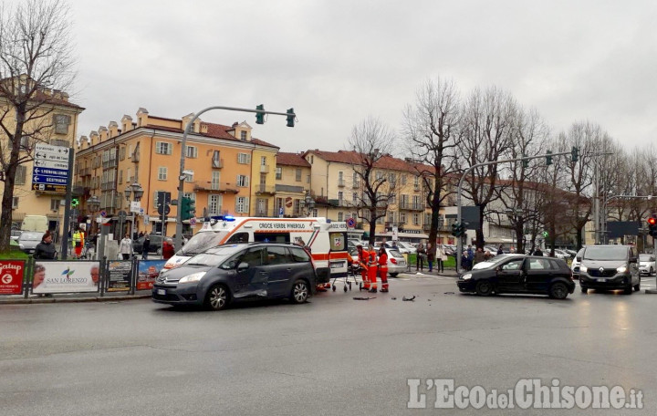 Pinerolo: incidente in corso Torino, tre mezzi coinvolti