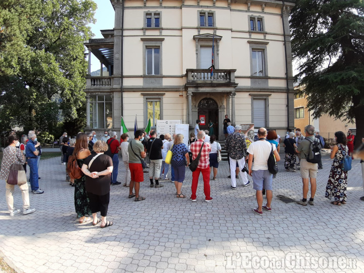 Arte in villa a Perosa con le opere di Morina, Pino e le foto dell’associazione Atlante