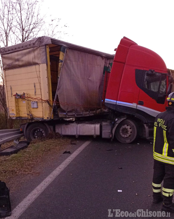 Lusernetta: camion fuori strada sulla Provinciale 156