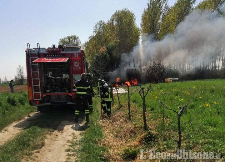 Castagnole: fiamme nel capanno, l'intervento dei Vigili del fuoco