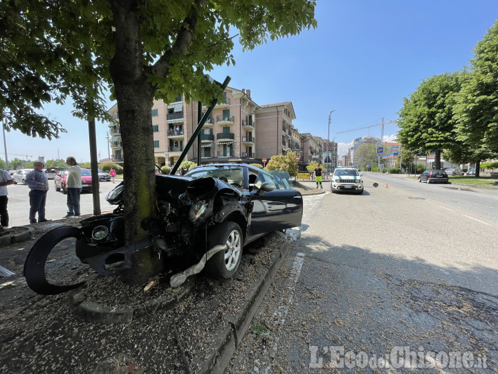 Orbassano: colta da un malore, finisce con l’auto contro un albero di via Torino