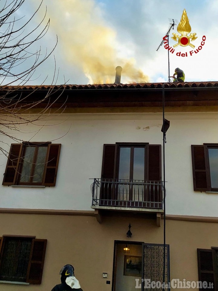 Sangano: fiamme sul tetto di un’abitazione in via Coletto