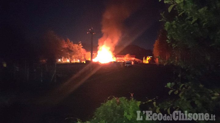 Riva di Pinerolo: fiamme in una baracca di via Salera, l'intervento dei Vigili del fuoco