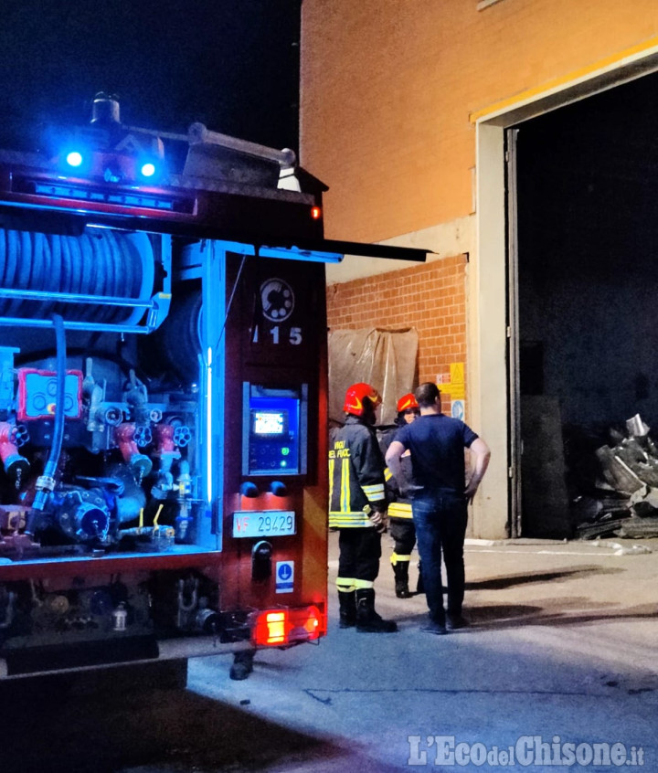 Beinasco: un altro incendio in un'azienda di via Giotto, fiamme domate dai Vigili del fuoco