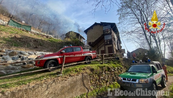 Giaveno: fiamme in alcune baite di borgata Merlera, Vigili del fuoco in azione