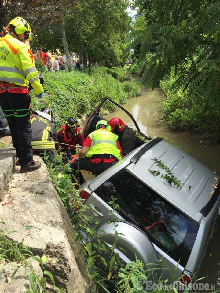Casalgrasso: sbaglia manovra e finisce in un canale, anziana estratta (illesa) dall'auto