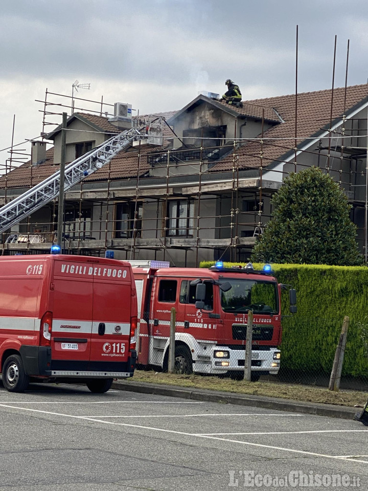 Beinasco: alloggio in fiamme in via Cervi, cinque persone intossicate trasportate al san Luigi