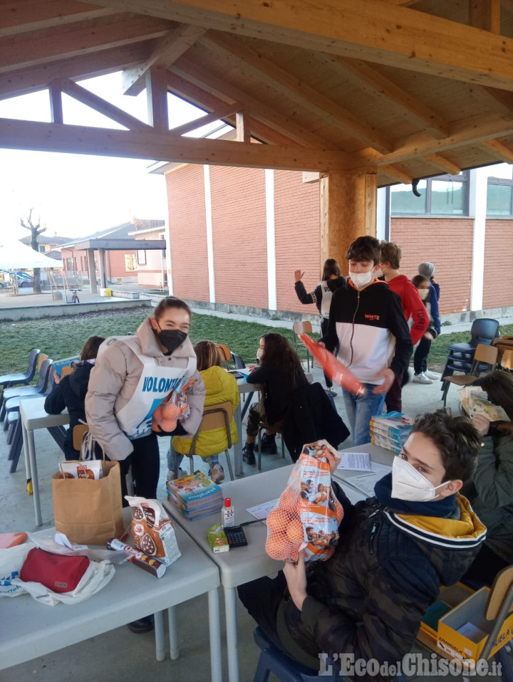 Revello: arance della ricerca AIRC vendute dagli alunni della Scuola Secondaria