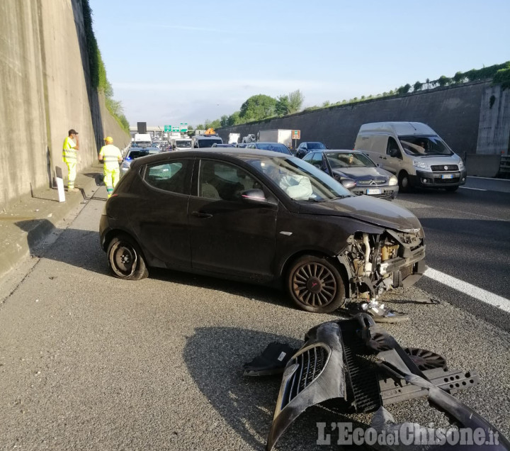 Scontro tra auto e camion in tangenziale, ferita una donna al Sito interporto