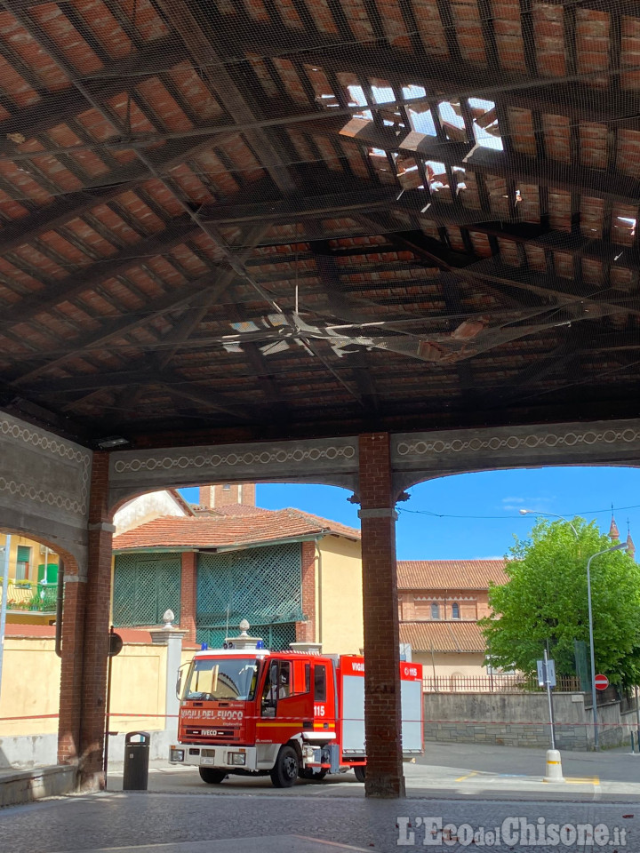 Rivalta: divelte dal vento le tegole del tetto dell'ala di piazza Bionda