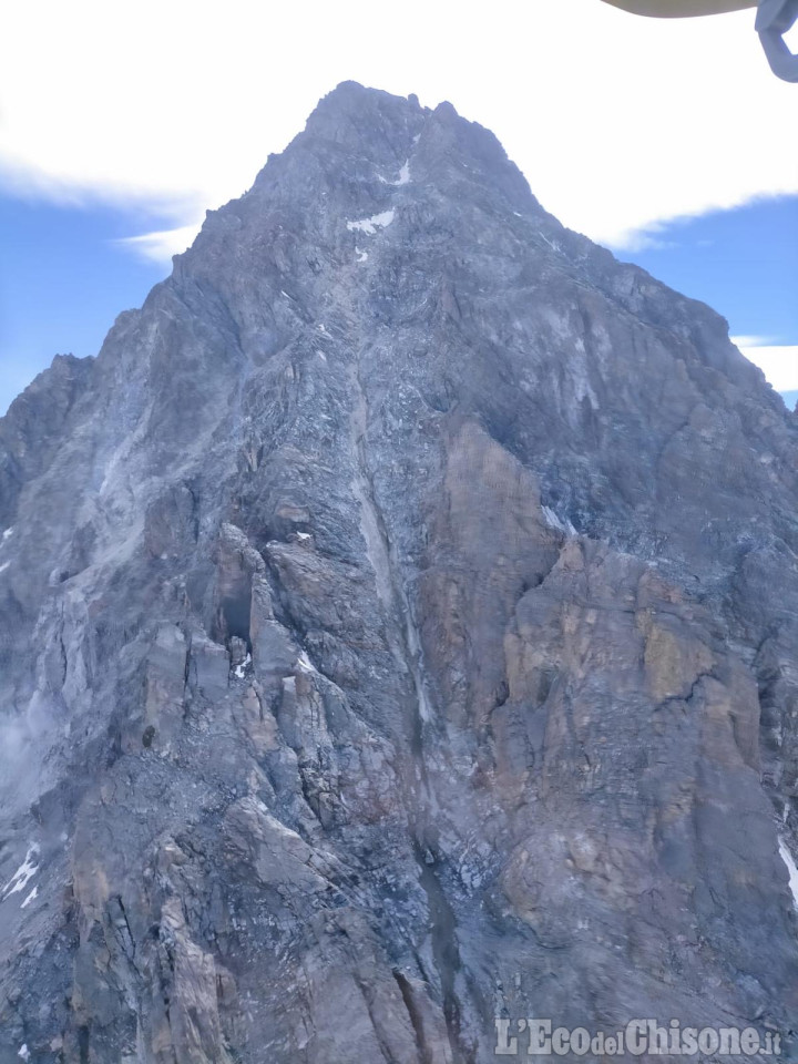 Si fa male ad un ginocchio sotto la vetta del Monviso, recuperato dal Soccorso alpino