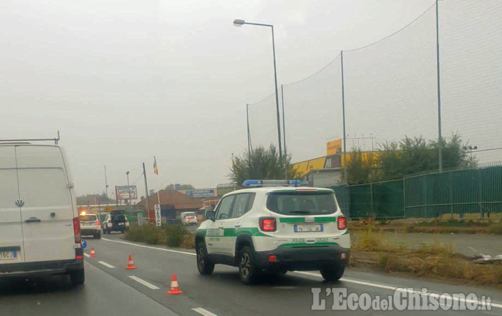 Orbassano: auto fuori strada, investe due passanti sulla Circonvallazione esterna