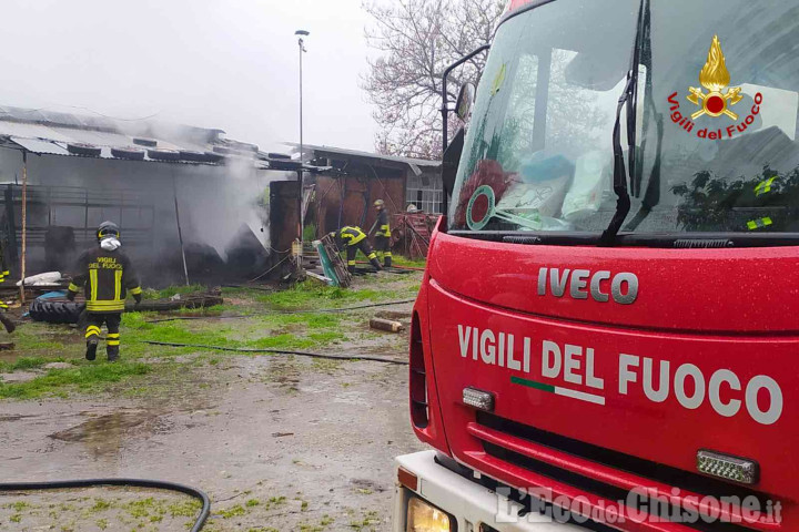 Campiglione Fenile: in fiamme alcuni box di un maneggio, l'intervento dei Vigili del fuoco