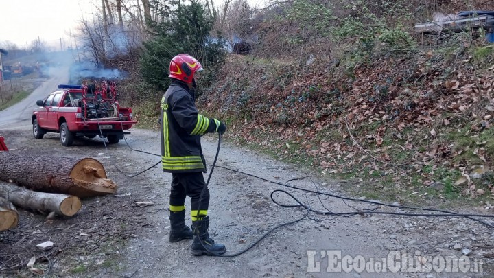 Incendio a Lusernetta, Vigili del fuoco in azione anche per gli interventi dovuti al forte vento