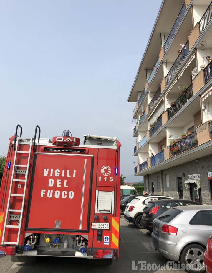 Piossasco: vuole buttarsi dal balcone, pensionato salvato dai Vigili del fuoco