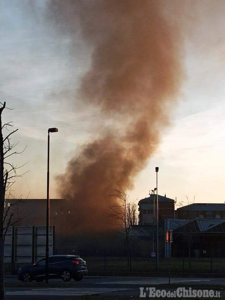 Beinasco: incendio nell’ex fabbrica Mecaplast, in fiamme rifiuti nello scantinato