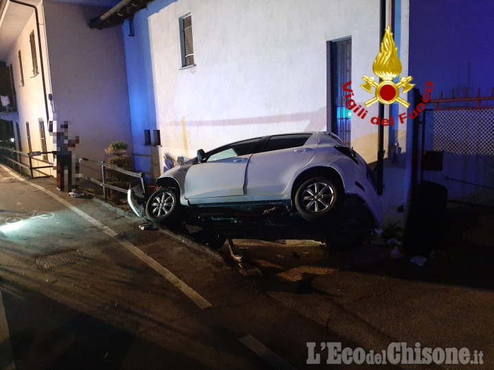 Moretta: auto fuori strada questa notte in via Santuario