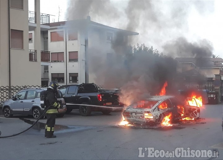 Revello: auto in fiamme nella piazza vicino alla casa di riposo