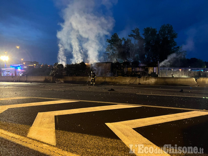 Stupinigi: tir si ribalta in tangenziale e prende fuoco, morto il conducente