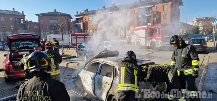 Beinasco: fiamme all'auto in sosta, il proprietario la sposta e si ustiona