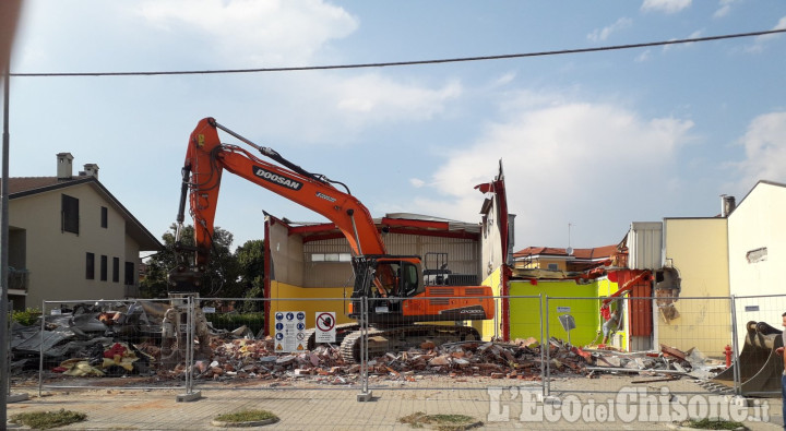 Castagnole: demolita la palestra, via ai lavori del nuovo polo scolastico