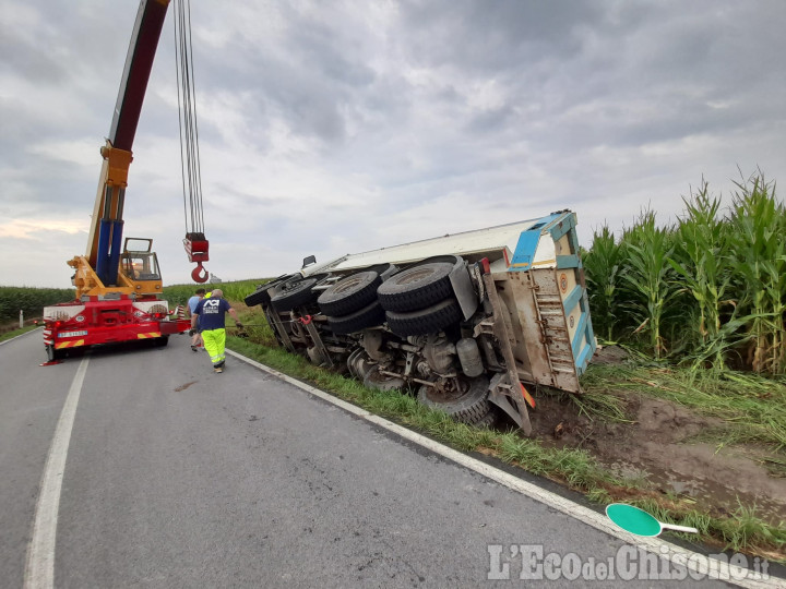 Cercenasco: camion fuori strada, illeso il conducente