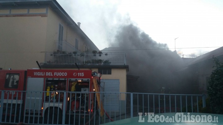 Pinerolo: appartamento in fiamme in pieno centro, preoccupazione per il vento