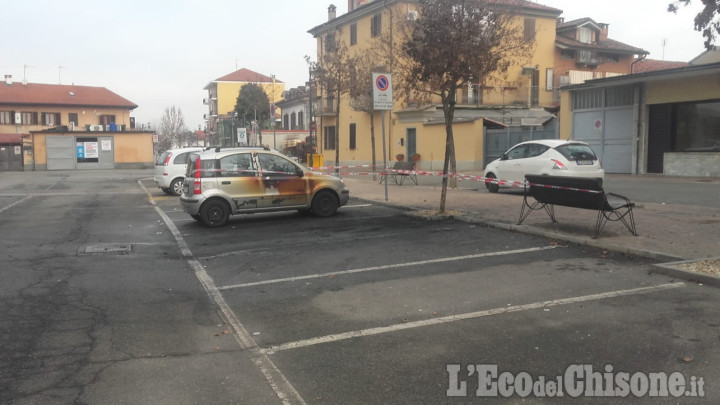 None: auto in fiamme in viale della Stazione, danneggiata anche quella vicina