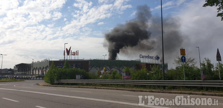 Nichelino: fiamme sul tetto del centro commerciale "I Viali", in salvo clienti e dipendenti