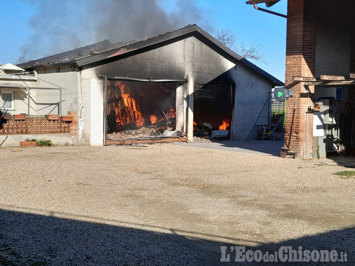 Vinovo: incendio in un capanno degli attrezzi