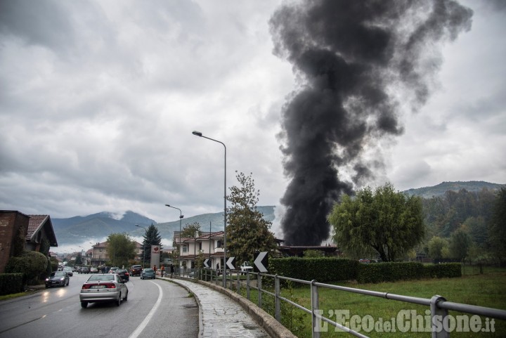 Villar Perosa: fiamme al concessionario di moto, Vigili del fuoco in azione