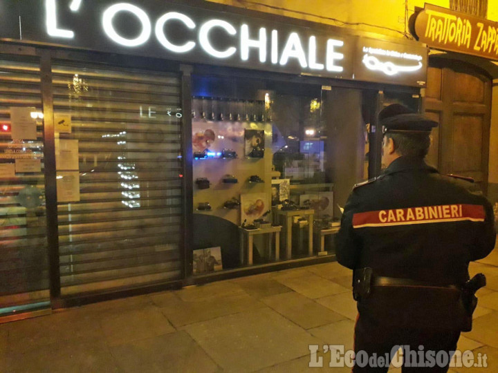 Pinerolo: spacca la vetrina del negozio e ruba gli occhiali esposti, arrestato 58enne