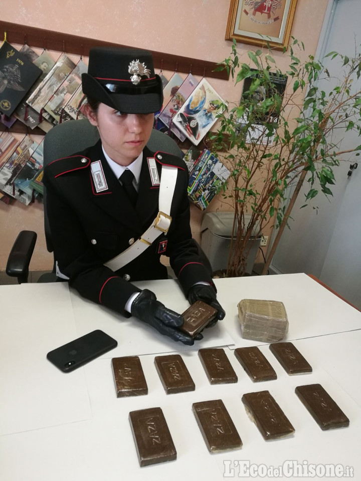 Orbassano: un chilo di hashish in casa, arrestata parrucchiera 29enne