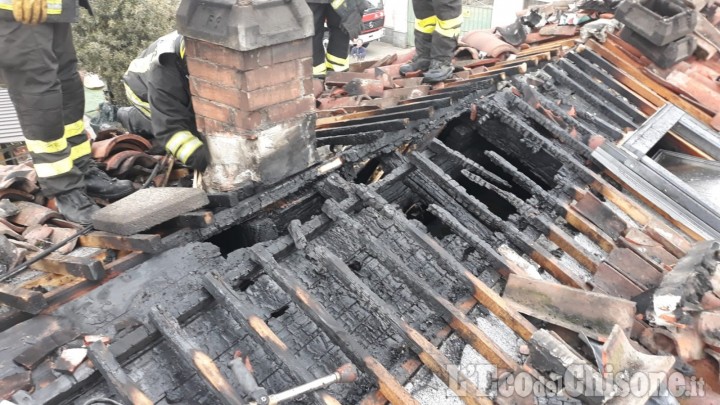 Fiamme sul tetto di un'abitazione a Baudenasca, l'intervento dei Vigili del fuoco