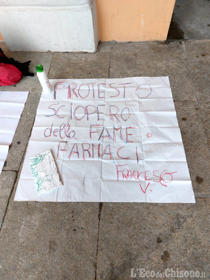 Piossasco: alloggio più volte vandalizzato, protesta con lo sciopero della fame