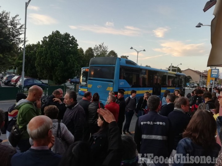 Piossasco: bus Gtt stracolmi e in ritardo, la protesta di studenti e genitori