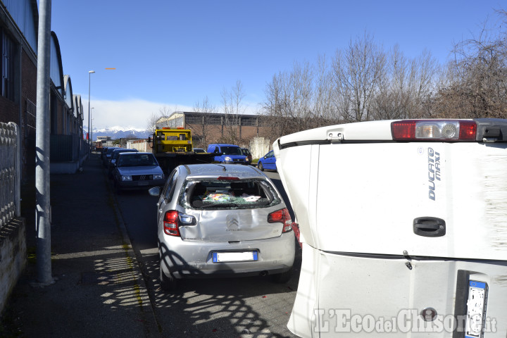 Nichelino: Maxi Ducato si ribalta, tre feriti