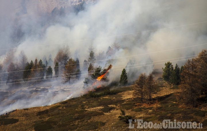 Incendio boschivo sul monte Fraiteve, vicino alle case di Sestriere
