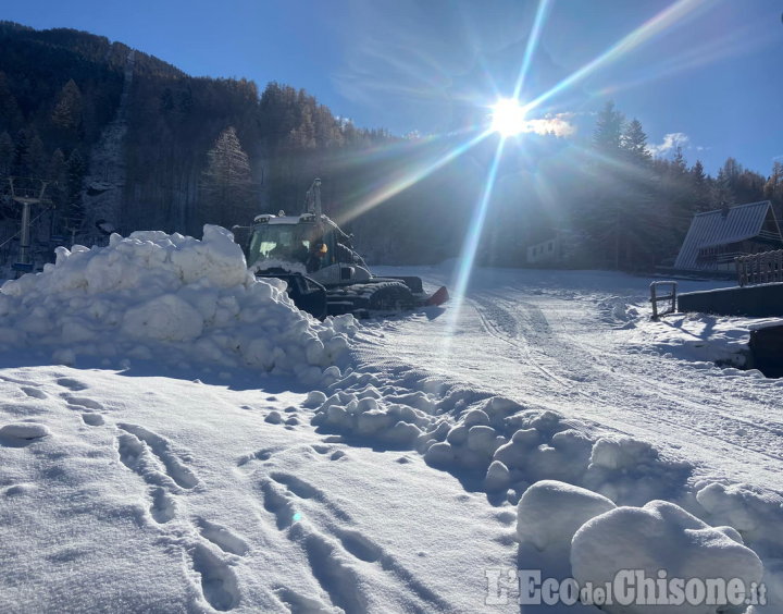 Prali: cannoni della neve in funzione, pronti per aprire la pista Baby all'Immacolata