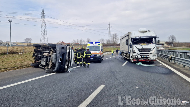 Orbassano: scontro tra tir e furgone in autostrada, tre i feriti