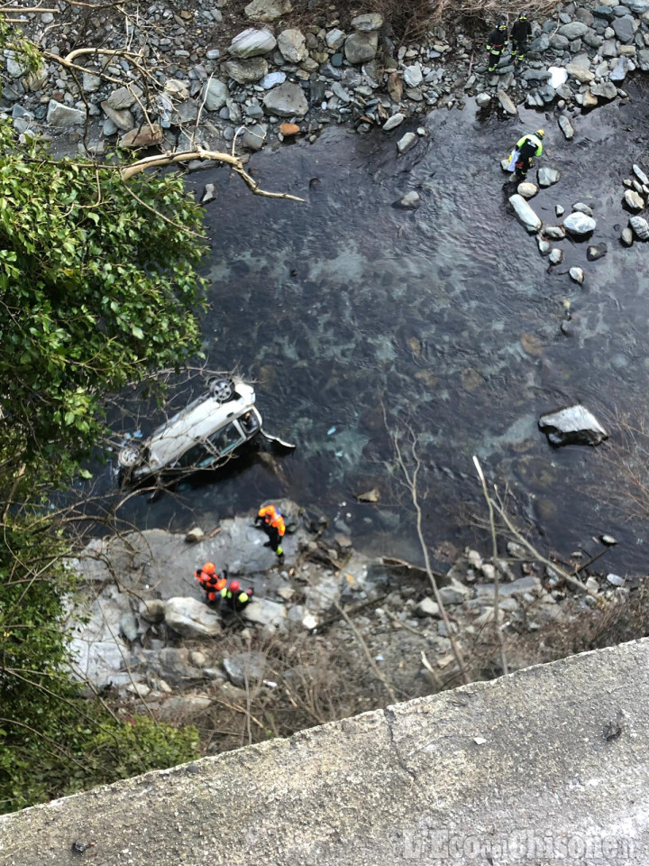 Perrero: salvi dopo un volo di venti metri nel torrente