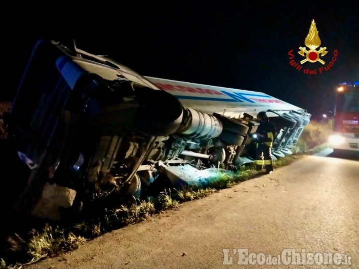 Vigone: camion nel fossato perde metano liquido, l'intervento dei Vigili del fuoco