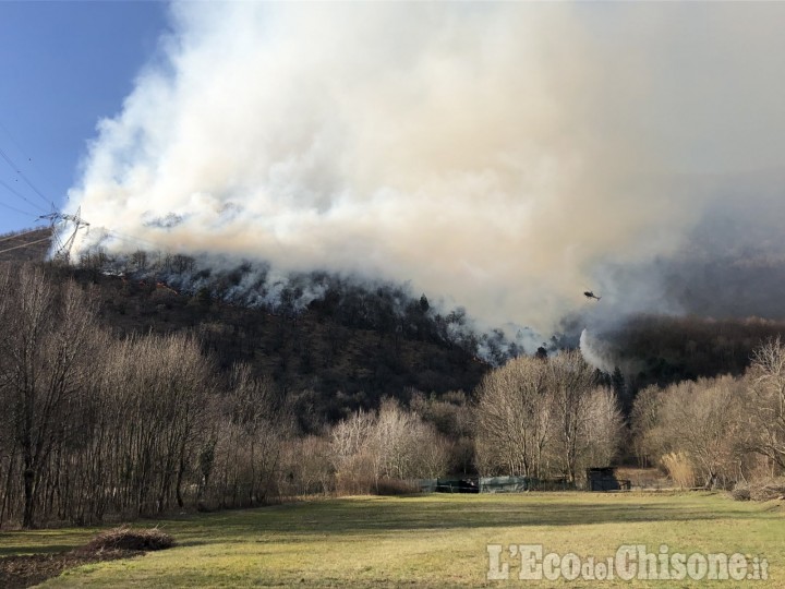 Trana/Sangano: fiamme in regione Moranda, vigili del fuoco in azione